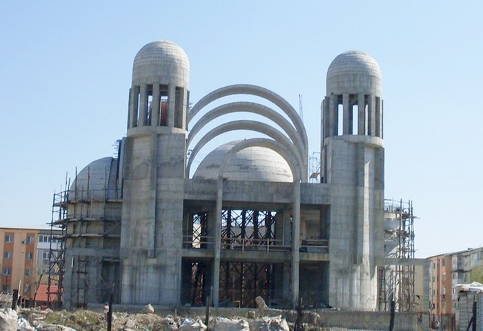 Trei lăcaşuri de închinare în haină de praznic 88789