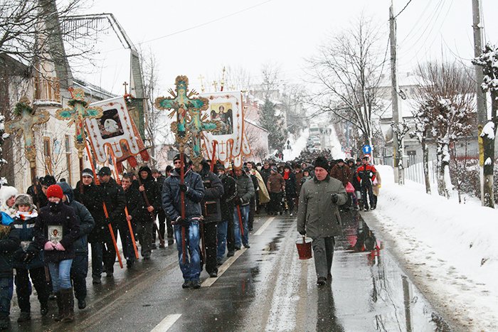 Boboteaza a adunat sute de credincioşi pe malul Siretului 88811