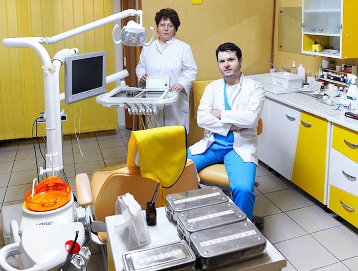 În reverendă şi în halat alb 88798