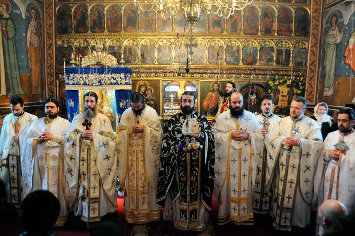 „Sfinţii Atanasie şi Chiril ne-au oferit o mărturie de trăire a credinţei“ 88992