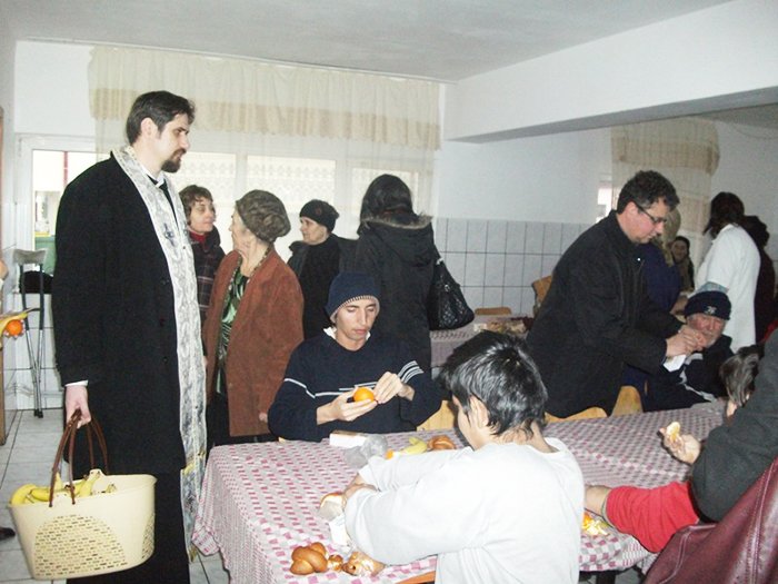 Daruri şi mângâiere pentru bătrânii din centrul de la Lungeşti, Vâlcea 89006