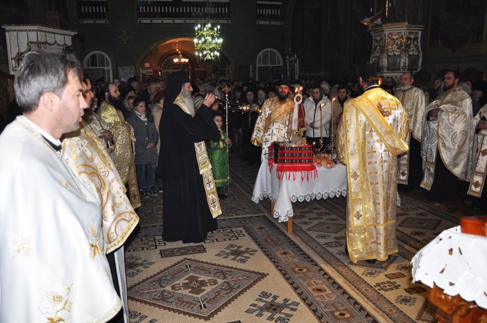 Slujbe de seară oficiate de IPS Mitropolit Teofan  88130