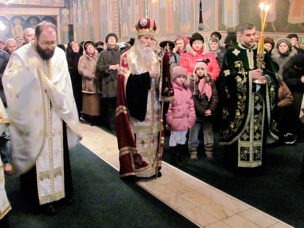 „Sfinţii Trei Ierarhi ne învaţă să păstrăm credinţa în duhul adevărului“ 87985