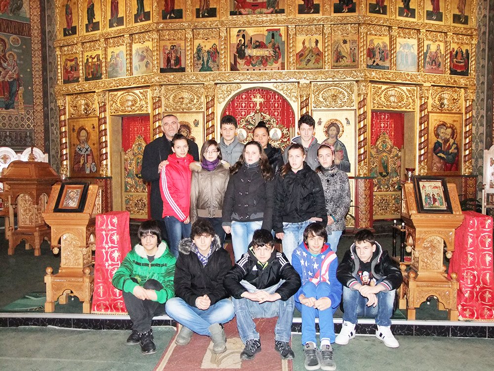 Ora de religie în tinda bisericii 87839