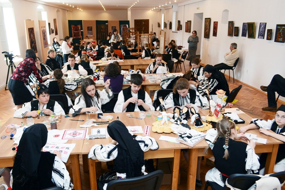 Copiii învaţă să picteze icoane la Muzeul ASTRA 87613