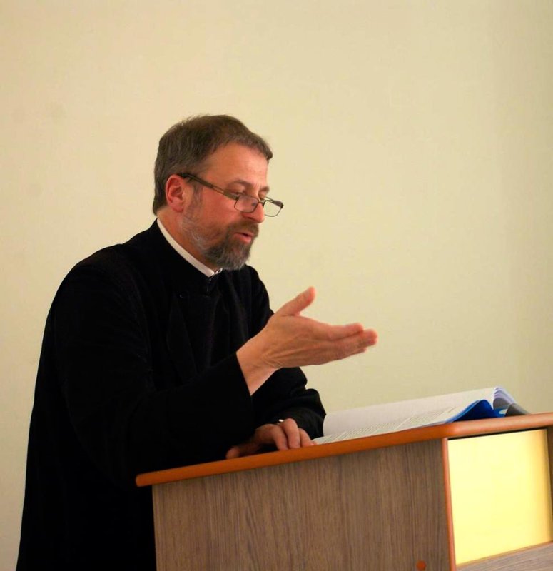 Strălucirea diamantului şi sacerdotala smerenie 87510