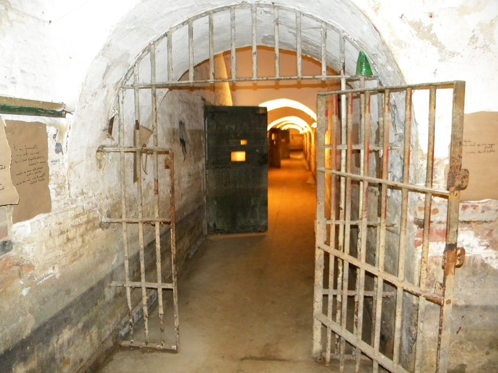 ... Şi m-au împins în întuneric 87421