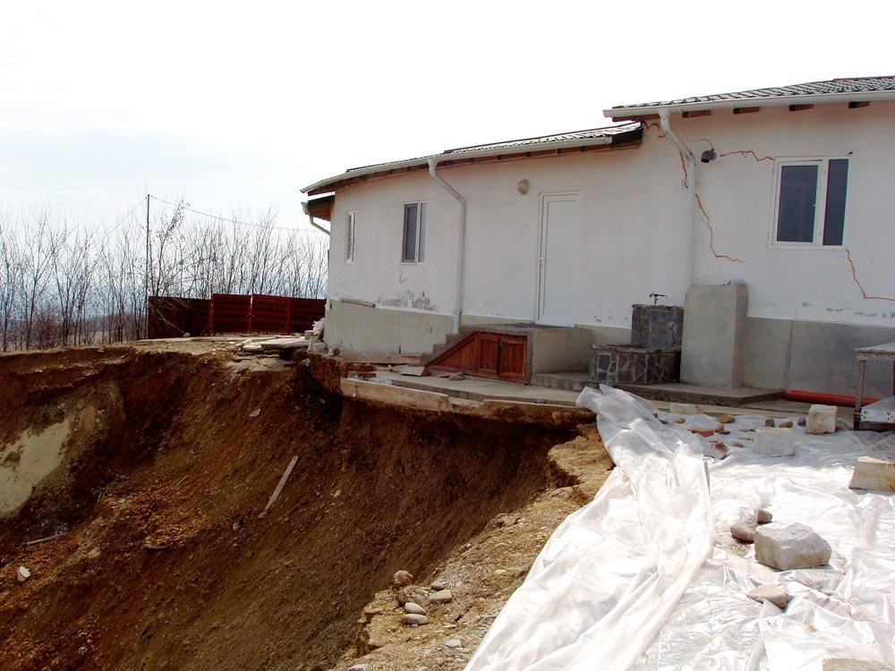 Corpul de chilii al Mănăstirii Cornu la un pas de prăbuşire 87260