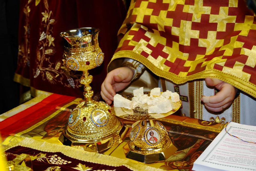 „Acum puterile cereşti împreună cu noi nevăzut slujesc“ 86988