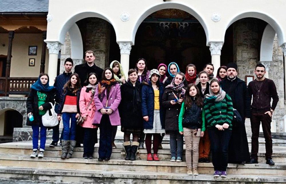 Tinerii atoreni din Piatra Neamţ, în pelerinaj la mănăstirile ardelene 86598