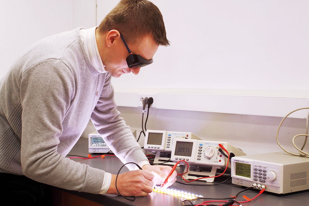 Creăm supertehnologii pentru vestici, dar importăm din China 86546