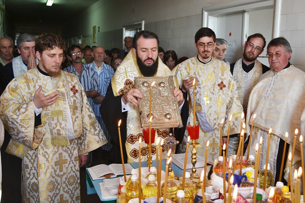 Taina Sfântului Maslu la spitalul din Oraviţa 86531
