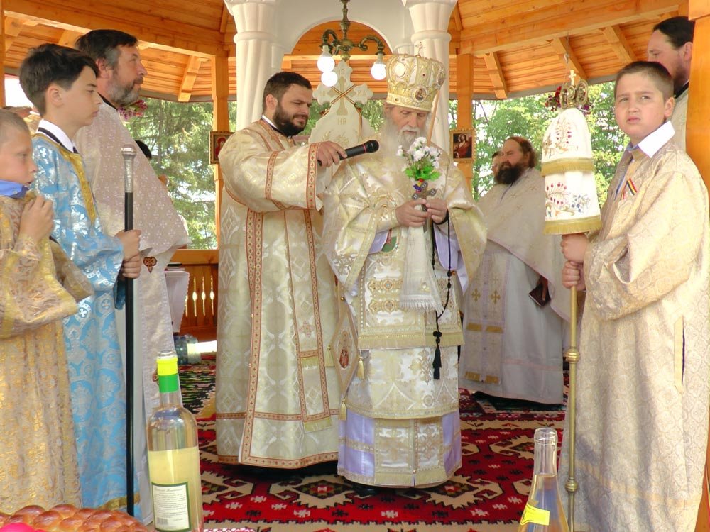 Binecuvântare arhierească în parohia Dolhasca 86174