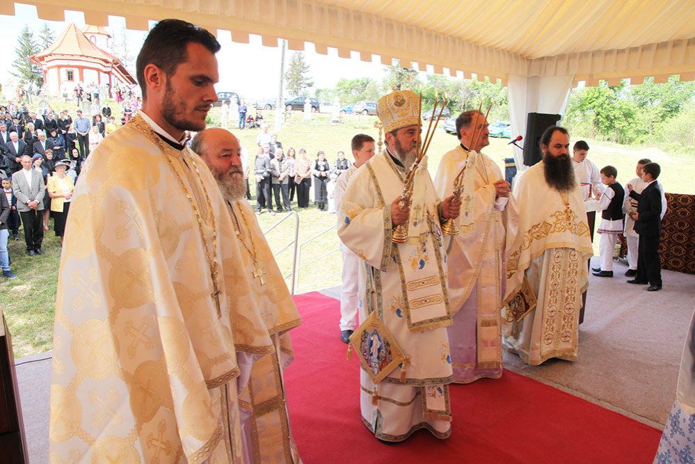 Biserica din Perşani a fost târnosită 86129