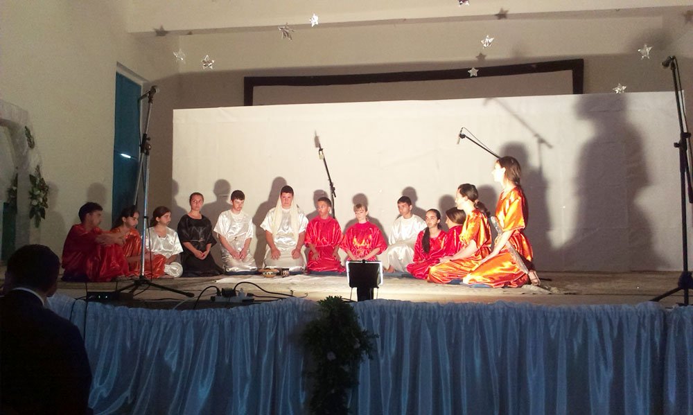 Debut în teatrul religios al Grupului de cateheză „Doar noi?“ 86097