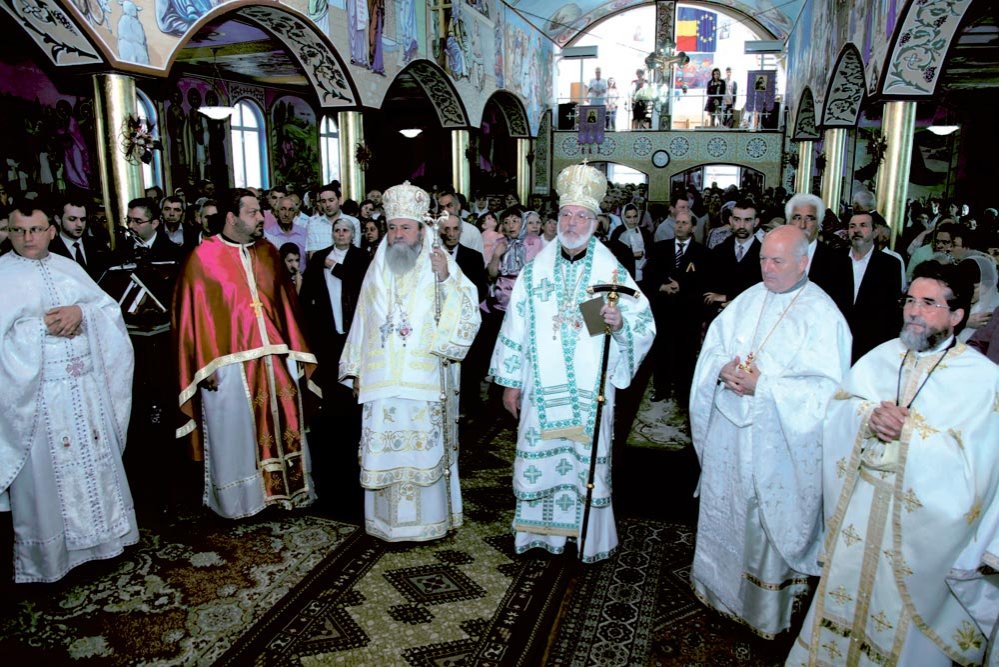 Doi arhierei au liturghisit la Codlea 85980