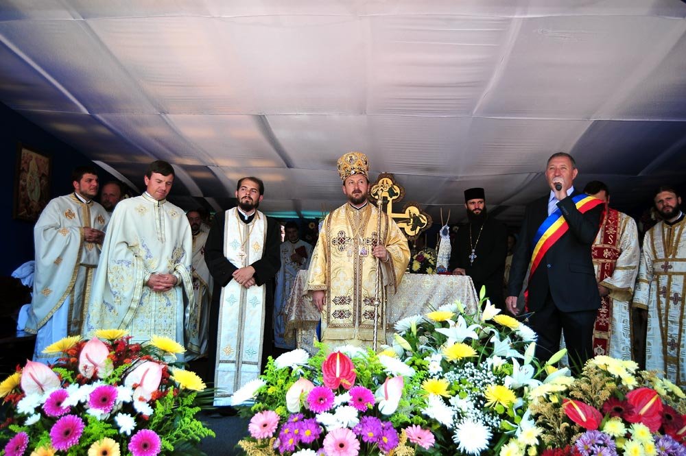 „Oamenii au aşteptat momentul sfinţirii noii biserici din Perieni“ 85890