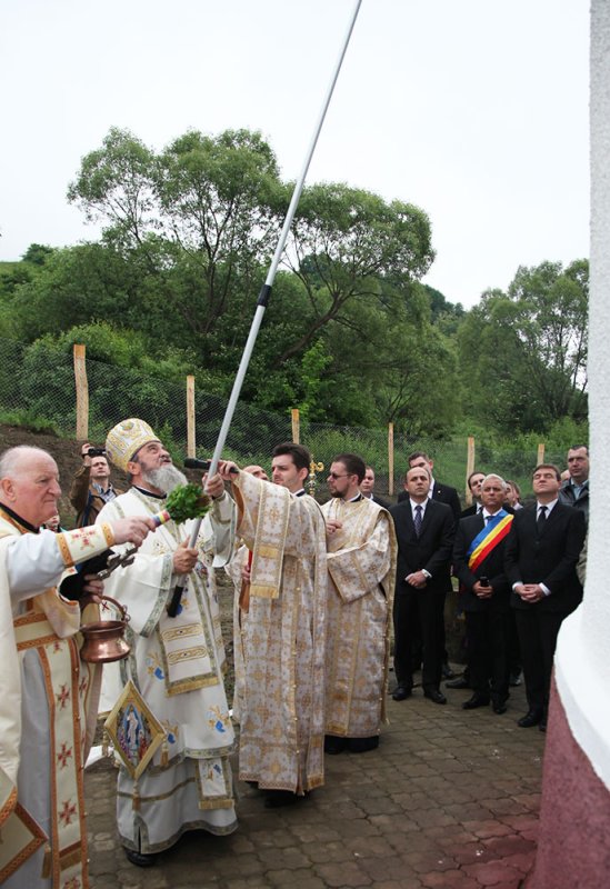 IPS Laurenţiu a sfinţit biserica din Laslea 85826