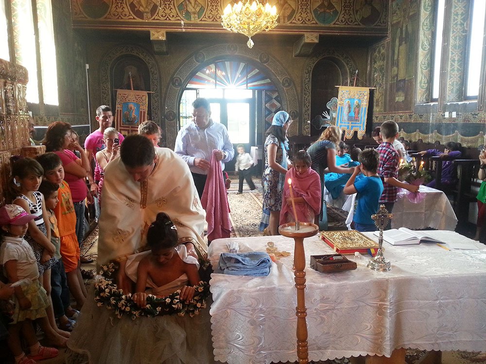 Copii din familii defavorizate botezaţi la Valea Crângului 85798