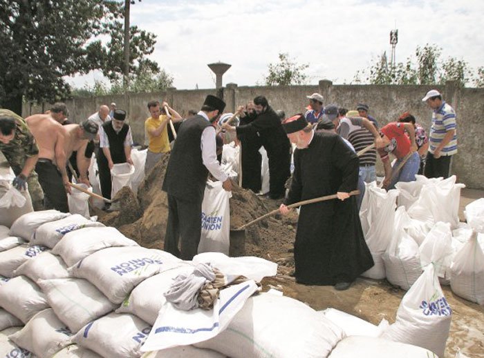 Preoţia, plângerea zdrobită de a-L căra în mâini nevrednice pe Dumnezeu 85800