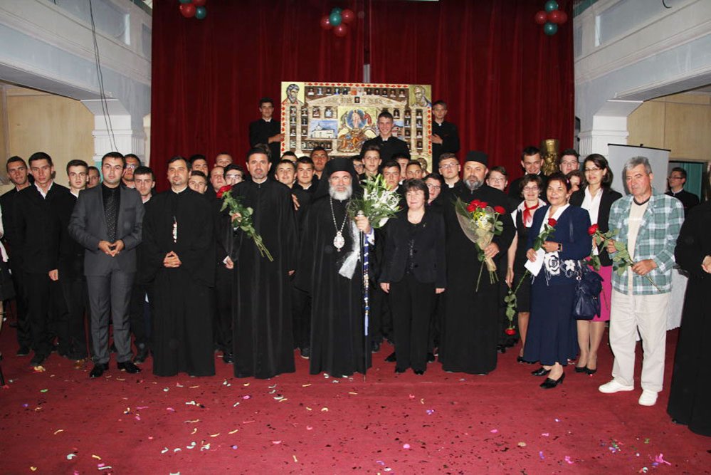 O nouă promoţie de absolvenţi ai Liceului Teologic „Episcop Melchisedec“  85716