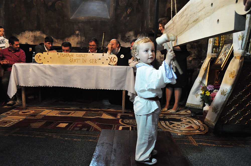 Zeci de copii au bătut toaca în ctitoria ştefaniană din Hârlău 85694