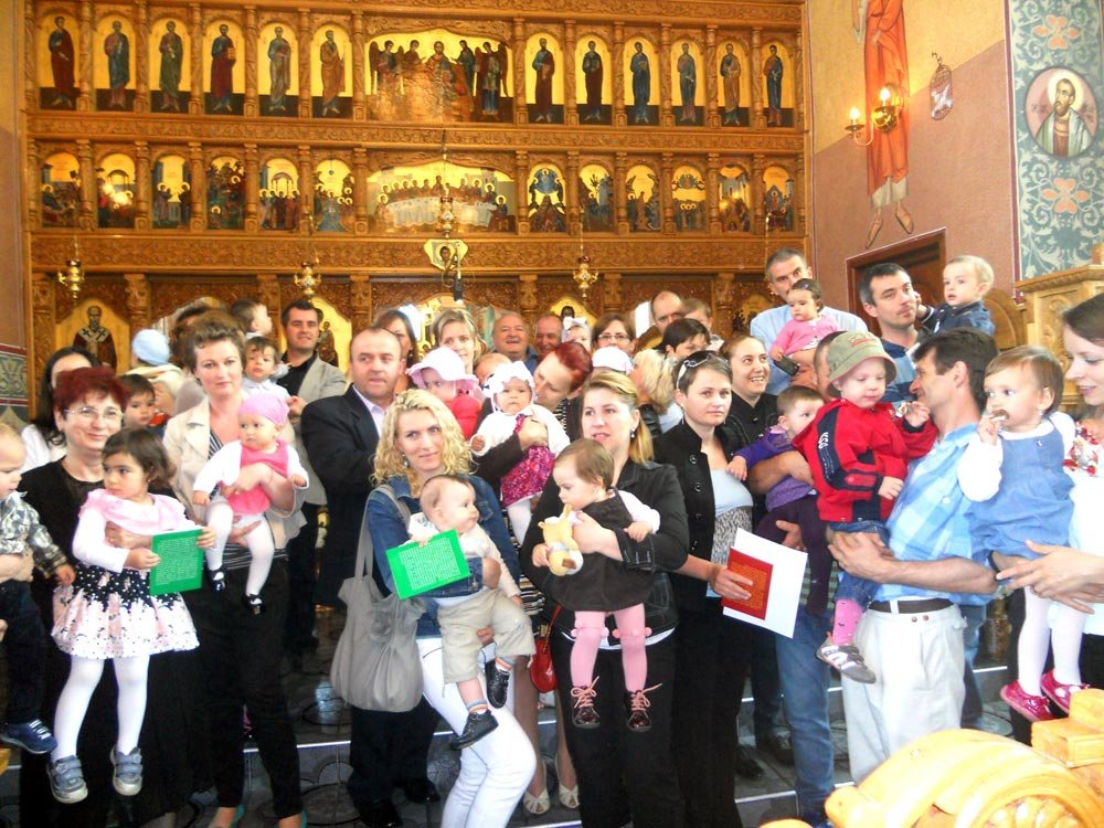 Părinţii şi copiii sărbătoriţi de Biserică   85610