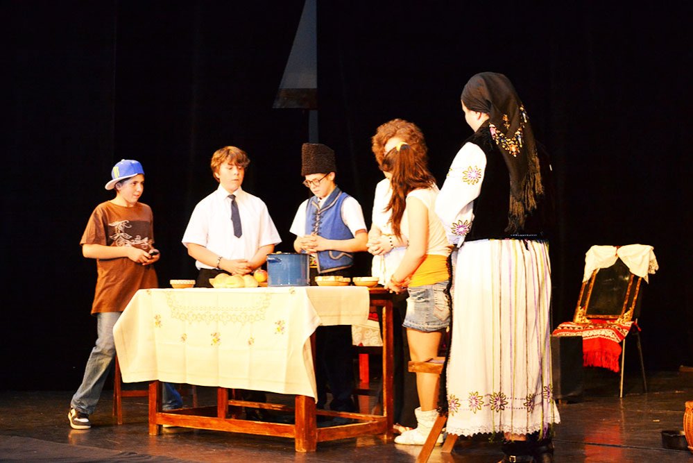 Spectacolul „Părinţi şi copii de ieri şi de azi“ la Reşiţa 85541