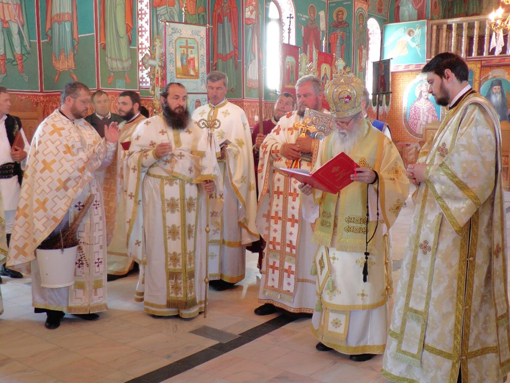 A fost sfinţită pictura Bisericii „Sfânta Parascheva“ Marginea 85502