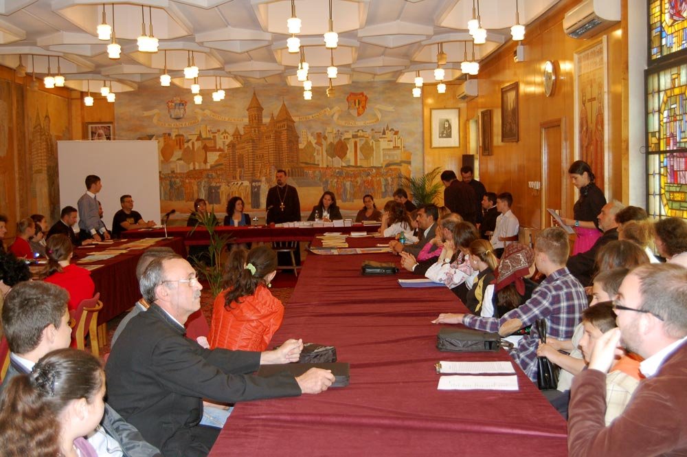 Poezii, eseuri şi desene închinate Sfinţilor Împăraţi 85472