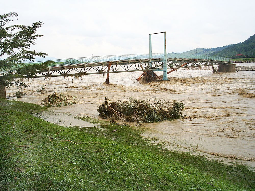 Inundaţii de indiferenţă în inimile noastre 85238