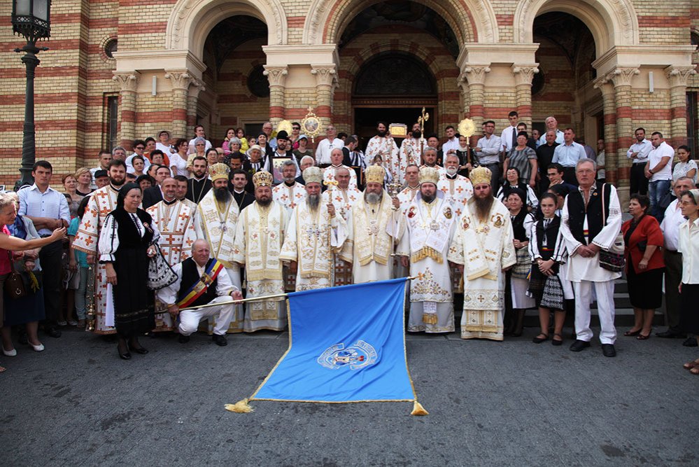 Slujiri arhiereşti de praznicul Sfintei Treimi 85223