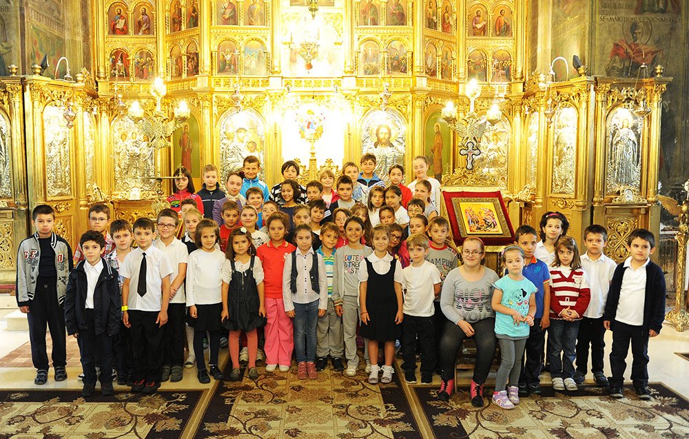 Prietenie şi educaţie sub ocrotirea Sfintei Treimi 85179