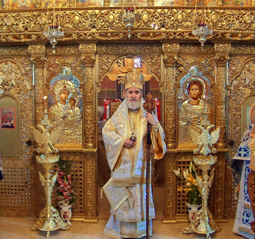 Slujiri arhiereşti de praznicul Sfinţilor Apostoli 85122