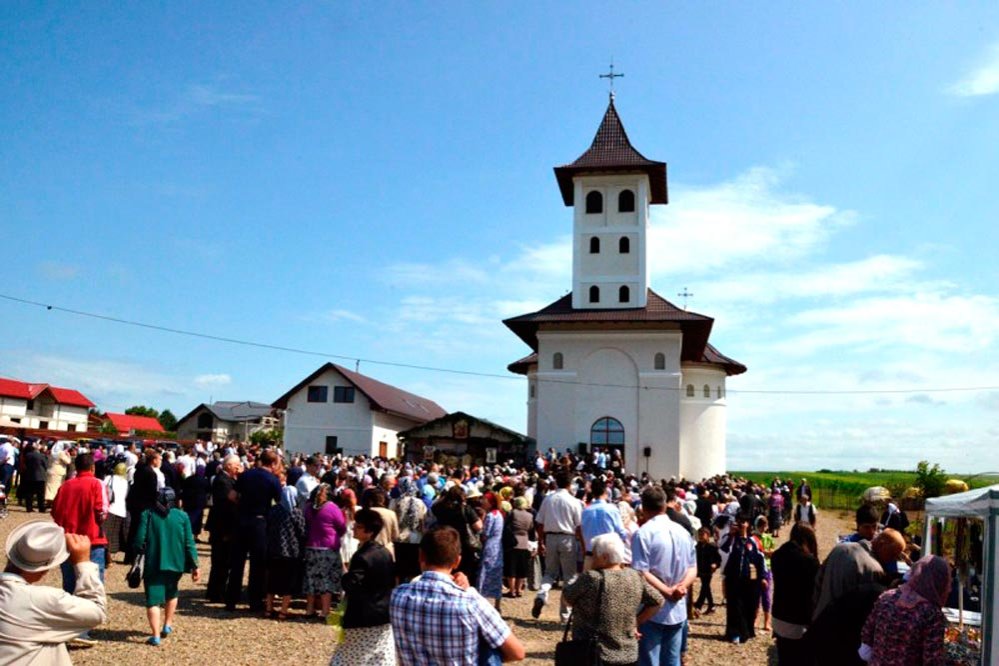 Sfinţirea Bisericii „Sf. Ap. Petru şi Pavel“ din Botoşani 85103