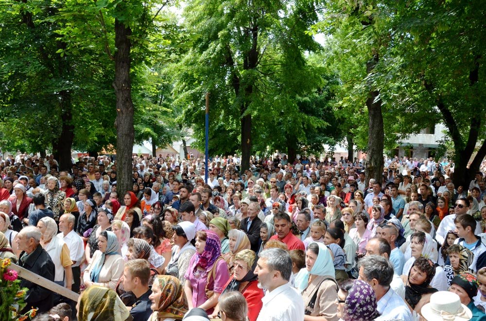 Biserica „Sfinţii Apostoli Petru şi Pavel“ din Târgu Frumos, sfinţită după 13 ani de lucrări 85084