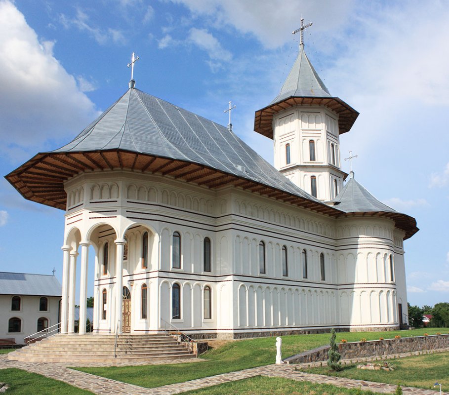 PS Corneliu va sfinţi cea mai mare biserică din Eparhia Huşilor 84892