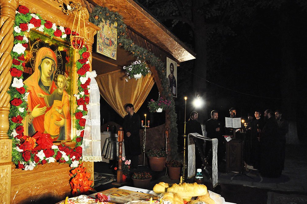 Priveghere de toată noaptea la Mănăstirea Bucium 84845