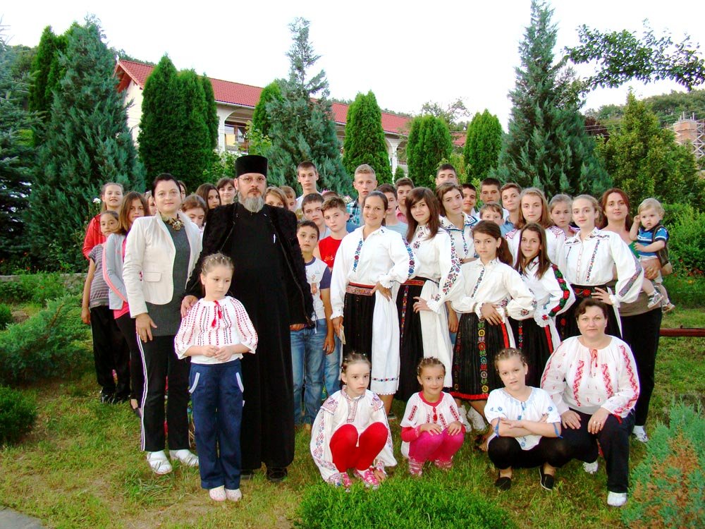 Ore de cateheză şi activităţi artistice la Mănăstirea Strâmba 84771