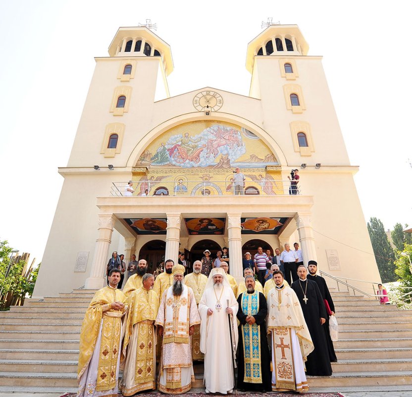 Biserica Parohiei „Înălţarea Sfintei Cruci” - Titan a fost târnosită 84703