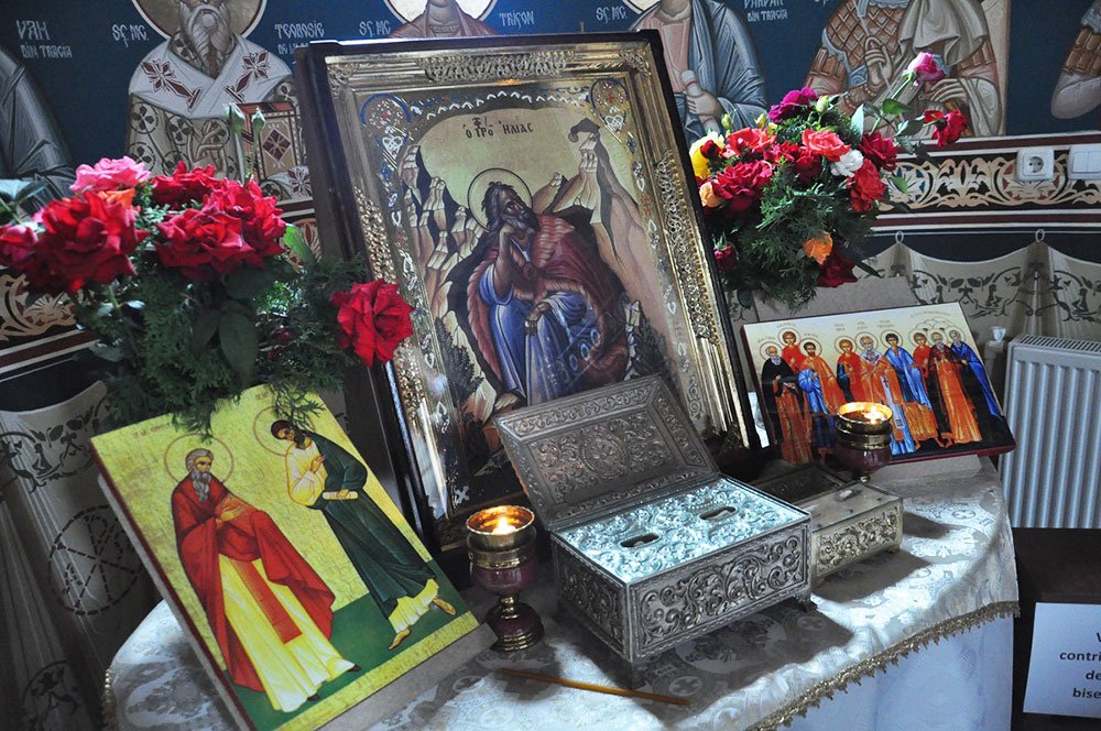 Sfinte moaşte aduse pentru închinare cu prilejul hramului parohiei Dealu Mare - Dorohoi 84699