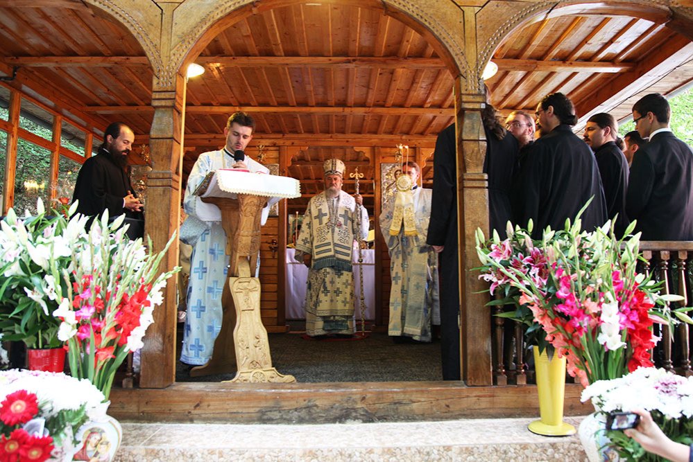 Slujiri ale ierarhilor în Duminica a IV-a după Rusalii 84690