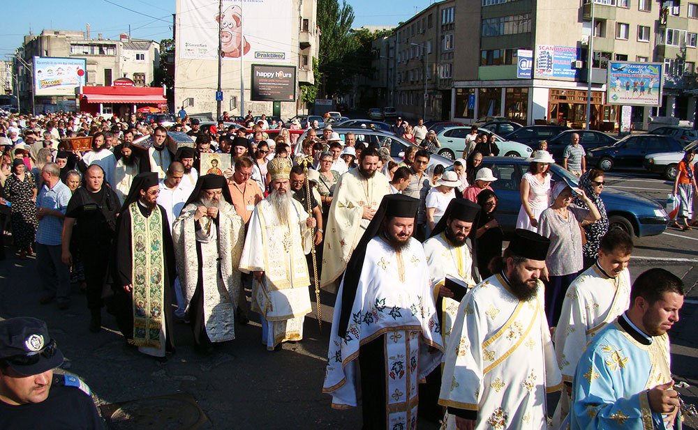 Procesiuni cu sfinte moaşte la Câmpulung Muscel şi Constanţa 84642