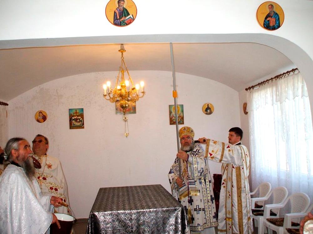 Binecuvântare arhierească în parohia „Sfânta Înviere“ din Buhuşi 84536