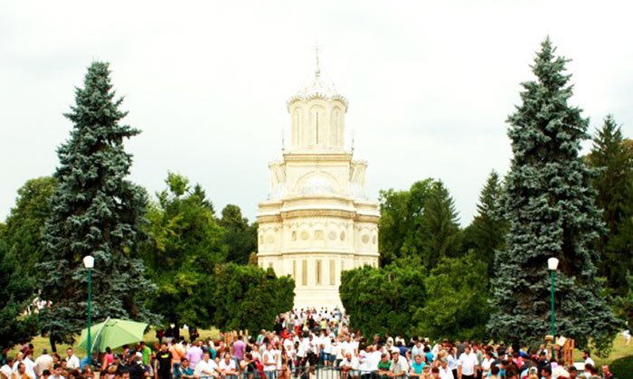 Hramul Mănăstirii Curtea de Argeş 84260