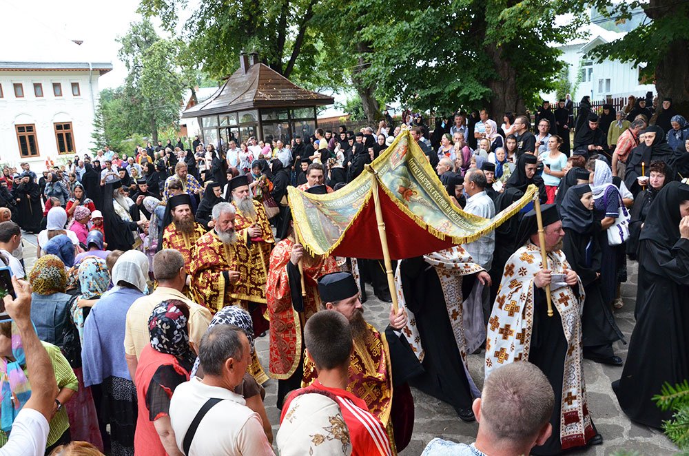 Moaştele Sfântului Cuvios Iosif, aşezate spre închinare la Mănăstirea Văratec 84256