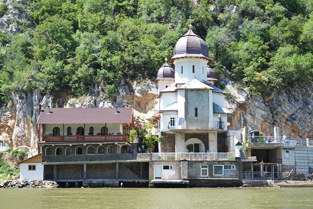 Ieri a fost sfinţită biserica Mănăstirii Mraconia 84225