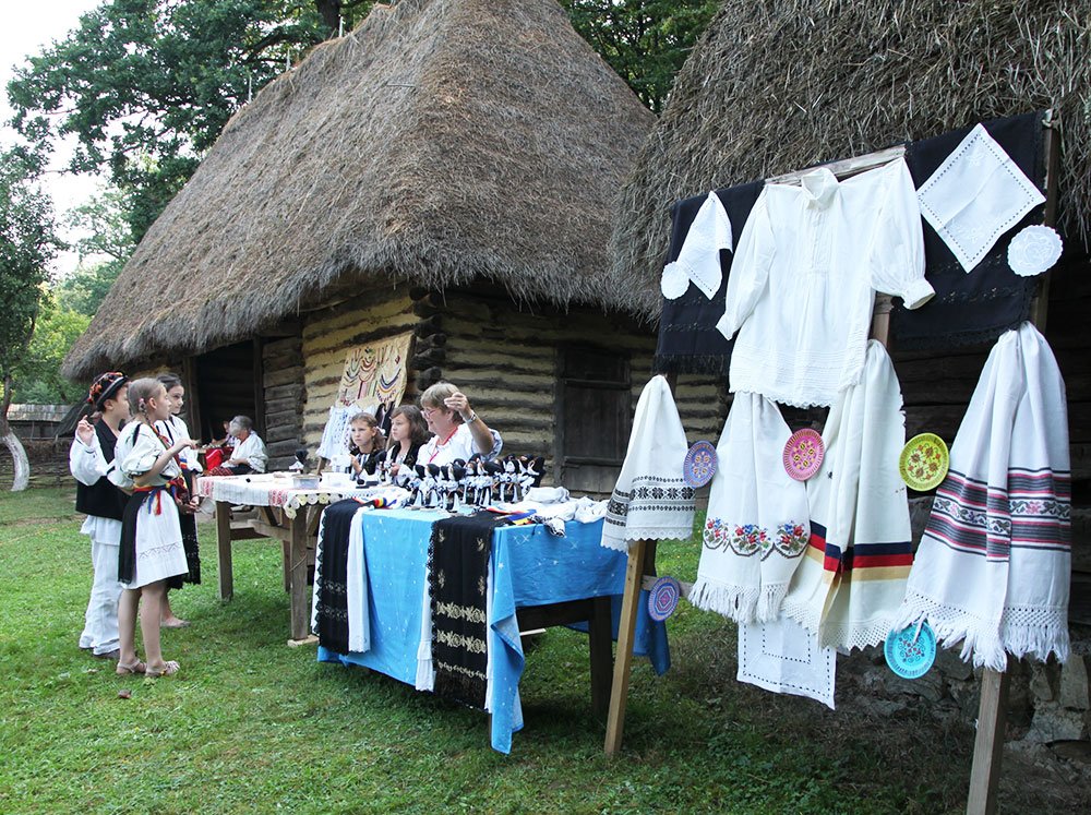 Peste 200 de copii se întrec în meşteşuguri tradiţionale 84132