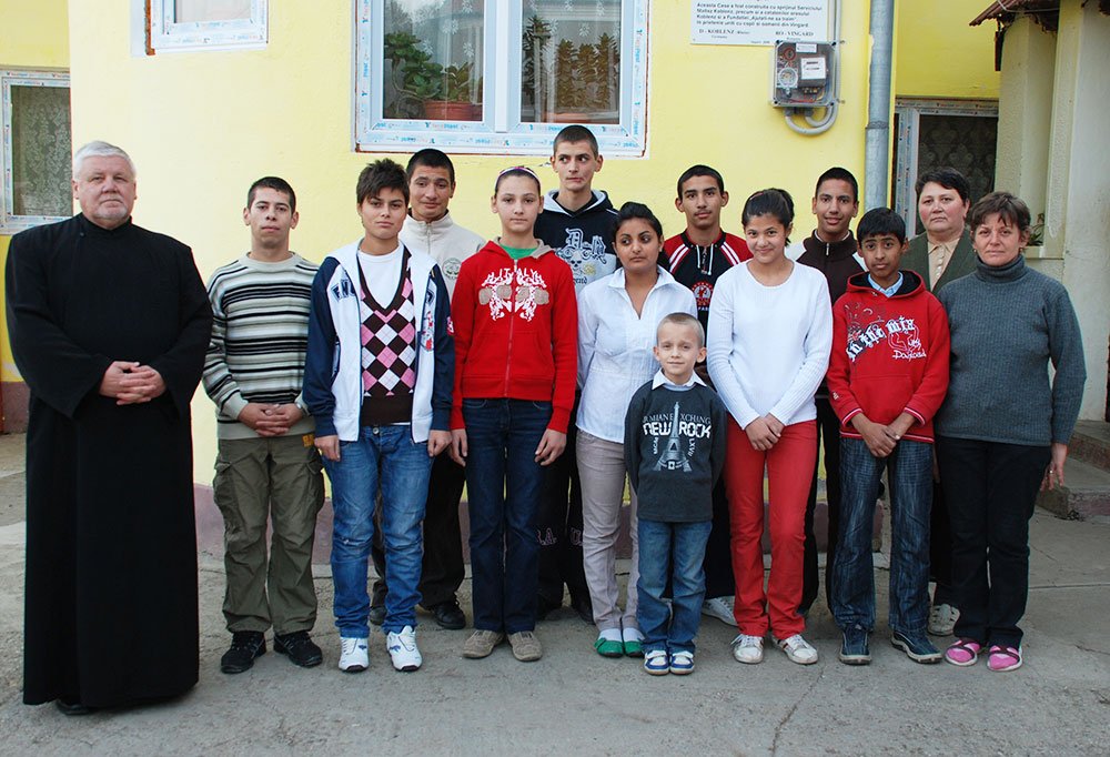 Taina Botezului pentru doi copii aflaţi în grija Bisericii 84136