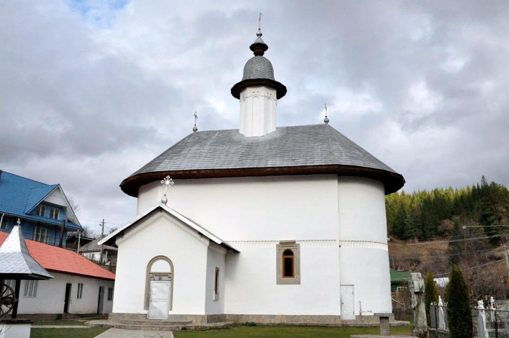 Biserică strămutată, ctitorie a unui domnitor strămutat 84046